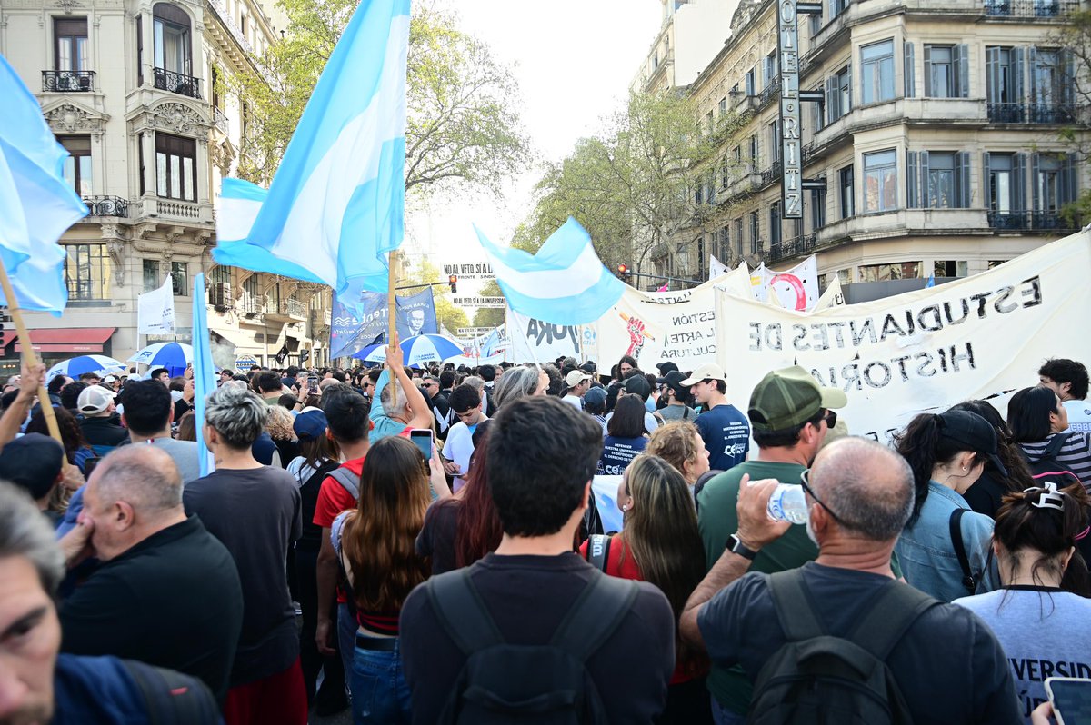 Educación y salud de calidad y al alcance de todos son banderas que el pueblo argentino defiende siempre. Hoy lo demostró con una movilización histórica en distintos puntos del país para rechazar el ajuste cruel que sigue sin resolver los problemas de la gente.