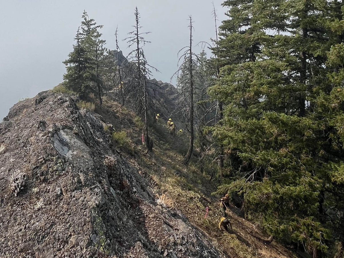 17 SD Wildland Firefighters are helping battle the 5,000+ acre Labor Mountain Fire in northern Washington state.
SDWF personnel are creating fire lines and working with aircraft to prevent fire spread to south and east. The lightning fire began Sep 1 and less than 10% contained.