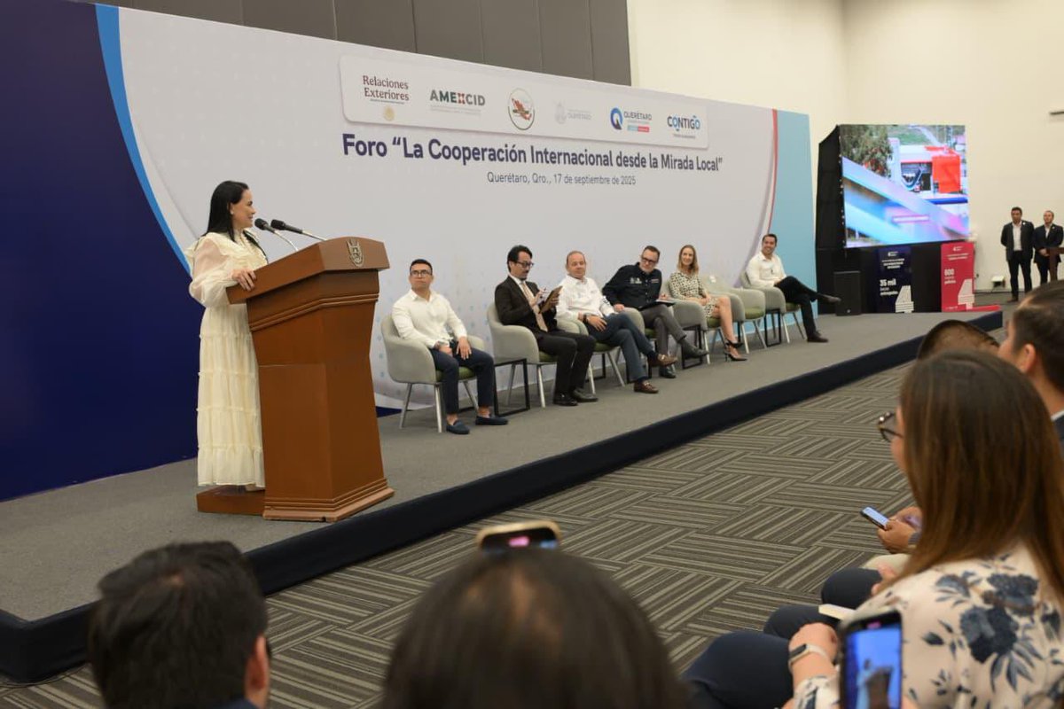 AlejandraDMV's tweet photo. Hoy en Querétaro dimos un paso importante: la @SRE_mx y la @AMAIE_MX, a través de la @AMEXCID, firmamos un convenio encabezado por la Dra. @Paloma__PG.

Las grandes transformaciones empiezan en lo local, y este acuerdo permitirá acercar la cooperación internacional a estados y municipios con proyectos de desarrollo, educación, tecnología y seguridad.

Porque la cooperación con rostro humano se escribe en lo local… y desde ahí se multiplica al mundo.