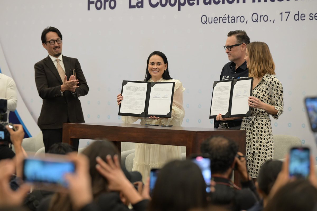 AlejandraDMV's tweet photo. Hoy en Querétaro dimos un paso importante: la @SRE_mx y la @AMAIE_MX, a través de la @AMEXCID, firmamos un convenio encabezado por la Dra. @Paloma__PG.

Las grandes transformaciones empiezan en lo local, y este acuerdo permitirá acercar la cooperación internacional a estados y municipios con proyectos de desarrollo, educación, tecnología y seguridad.

Porque la cooperación con rostro humano se escribe en lo local… y desde ahí se multiplica al mundo.