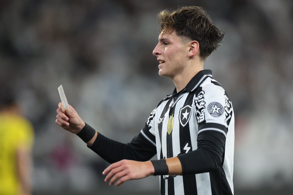 Botafogo's tweet photo. Dando as cartas na partida 🃏💎 #VamosBOTAFOGO 

📸 Vítor Silva/ BFR https://t.co/7RGdWDC9rW