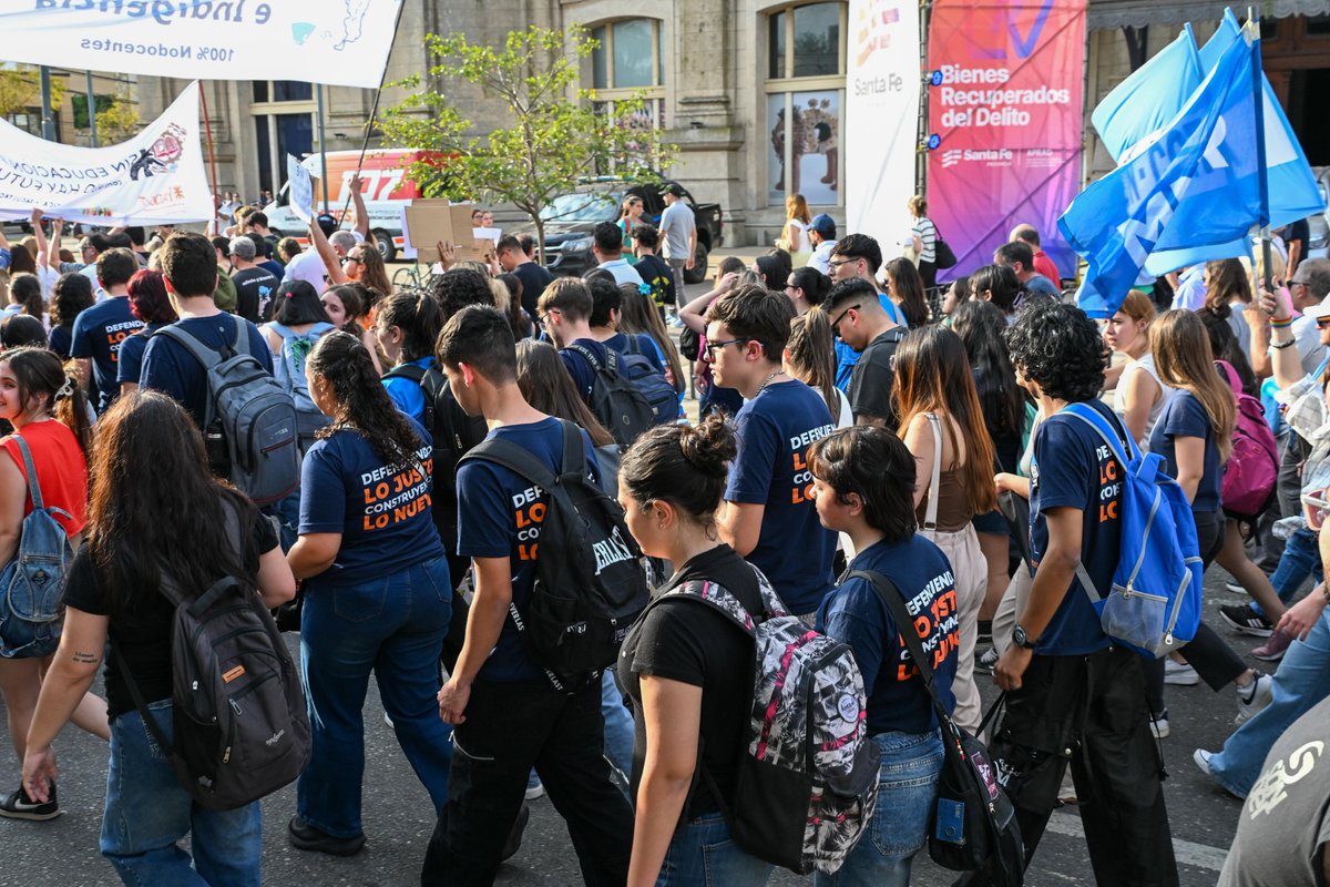 ¿Se dará cuenta el presidente <a href="/JMilei/">Javier Milei</a> que lo peor es no escuchar al pueblo? Hoy el congreso nacional se hizo eco del reclamo de los argentinos: la salud pública y las universidades se defienden.
Y lo mejor está ocurriendo en las calles, donde seguimos escribiendo el presente y el