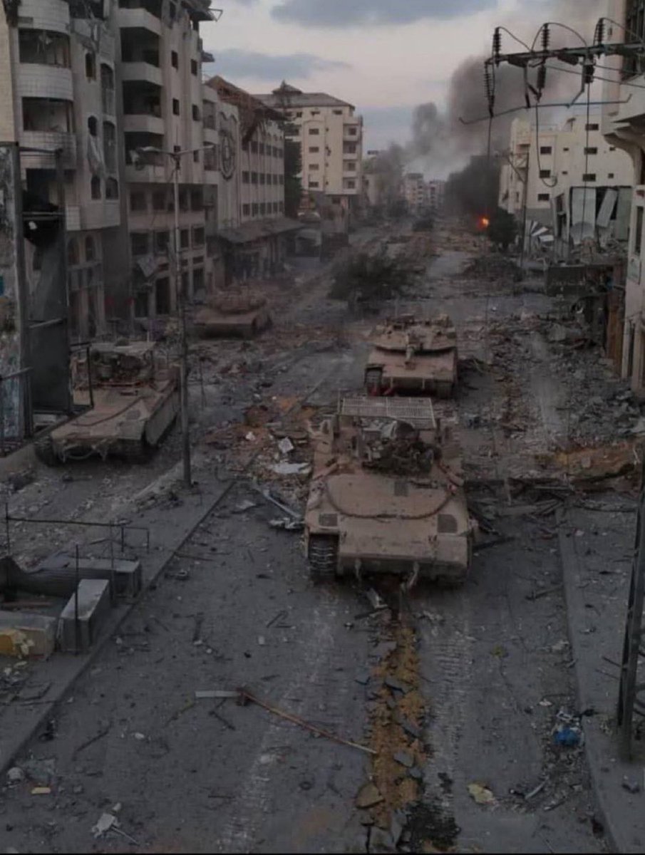 ¿Genocidio en curso ? 
Los tanques Israelís han llegado al corazón de la ciudad de Gaza, donde casi 900.000 personas permanecen sin refugio: algunas no pueden huir, otras prefieren quedarse en su tierra a pesar de saber que no están a salvo de los bombardeos, la invasión y el