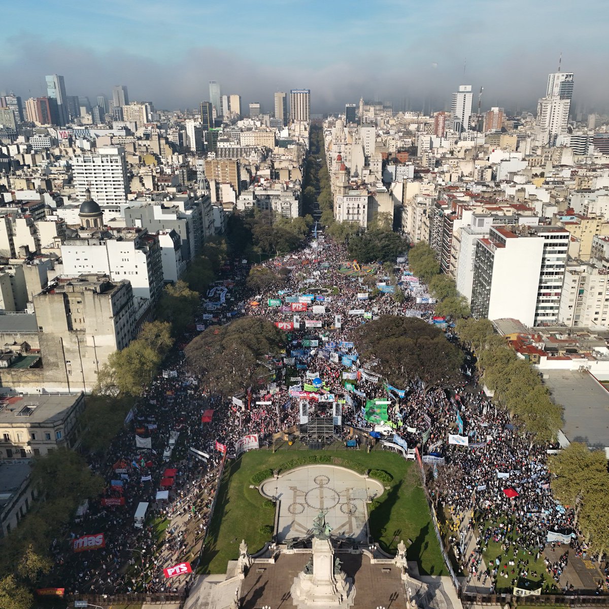 clarincom's tweet photo. EL GOBIERNO APUNTA AL PRO Y GOBERNADORES POR LA DERROTA PERO ADMITE ERRORES

Lectura rápida
El Gobierno denuncia que por los “tiempos electorales”, sectores del PRO y  gobernadores se “aliaron con el kirchnerismo” para voltear los vetos del Presidente y “generar inestabilidad”. Pero también admiten errores propios en su estrategia electoral.

El impacto de la votación
El revés en el Congreso golpea la gobernabilidad y el equilibrio fiscal. Además, refleja tensiones con aliados potenciales en plena campaña.

Contexto
Según la Casa Rosada, hubo 50 mil personas en la marcha. Además, hoy subieron el riesgo país y el dólar, que tocó el techo de la banda cambiaria.

Autocrítica
Un sector del oficialismo reconoce que el resultado se vincula con la construcción del partido en los 24 distritos, atentando a acuerdos con mandatarios locales. "No se entiende por qué se cerró una alianza en Mendoza con Alfredo Cornejo o en Chaco con Leandro Zdero y no se hizo lo mismo en Corrientes con Gustavo Valdés”, opina una fuente libertaria.

(+) en Clarín: https://t.co/WxswFEmap7