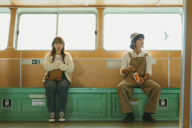 키스한 후에 둘이 어색하구나 😆
아니 제연이만 어색해 하는 듯
#마이유스  #송중기