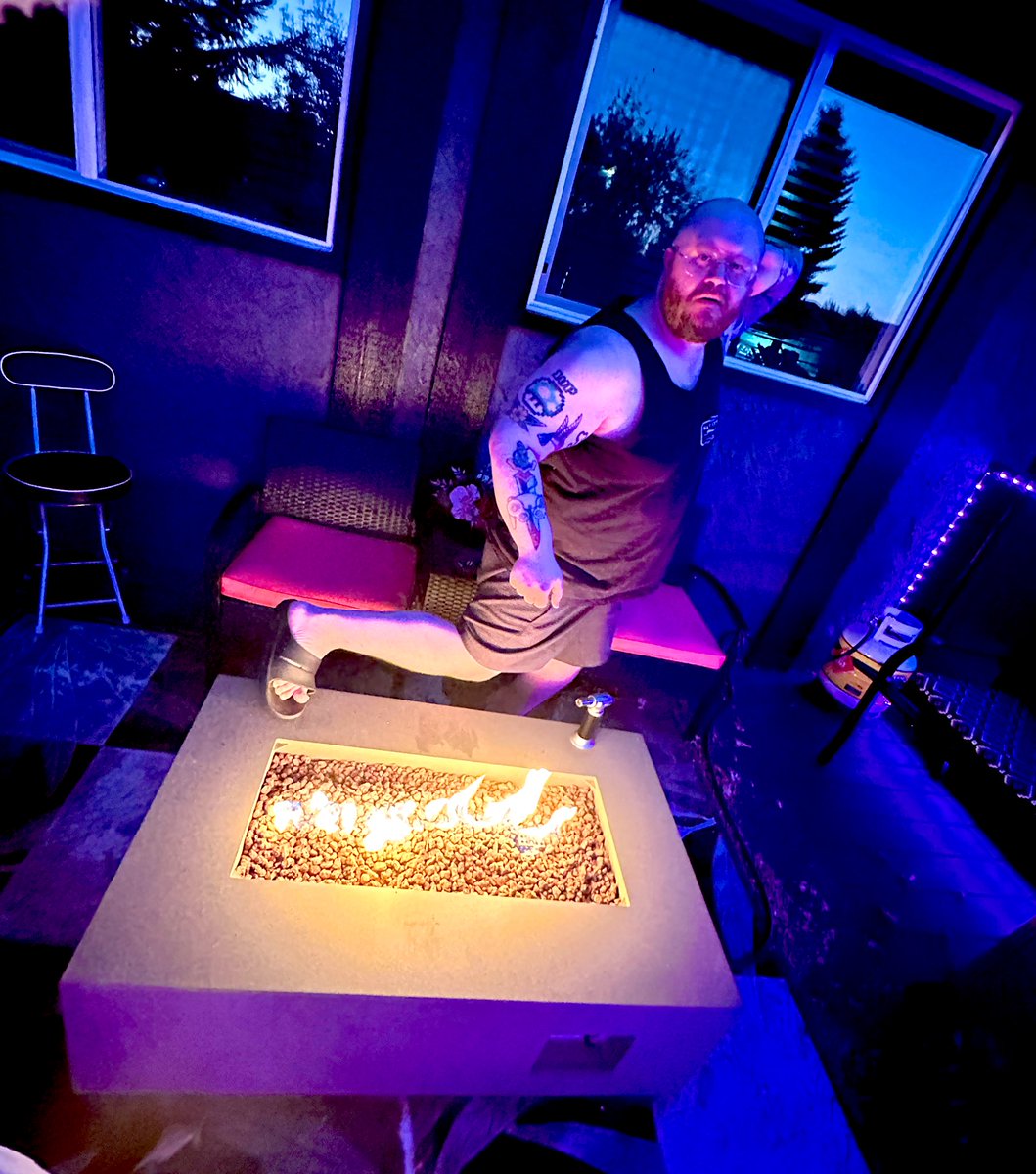 Back live on the purple tonight 

Starting scary ish early HUEH HEUH 🐝