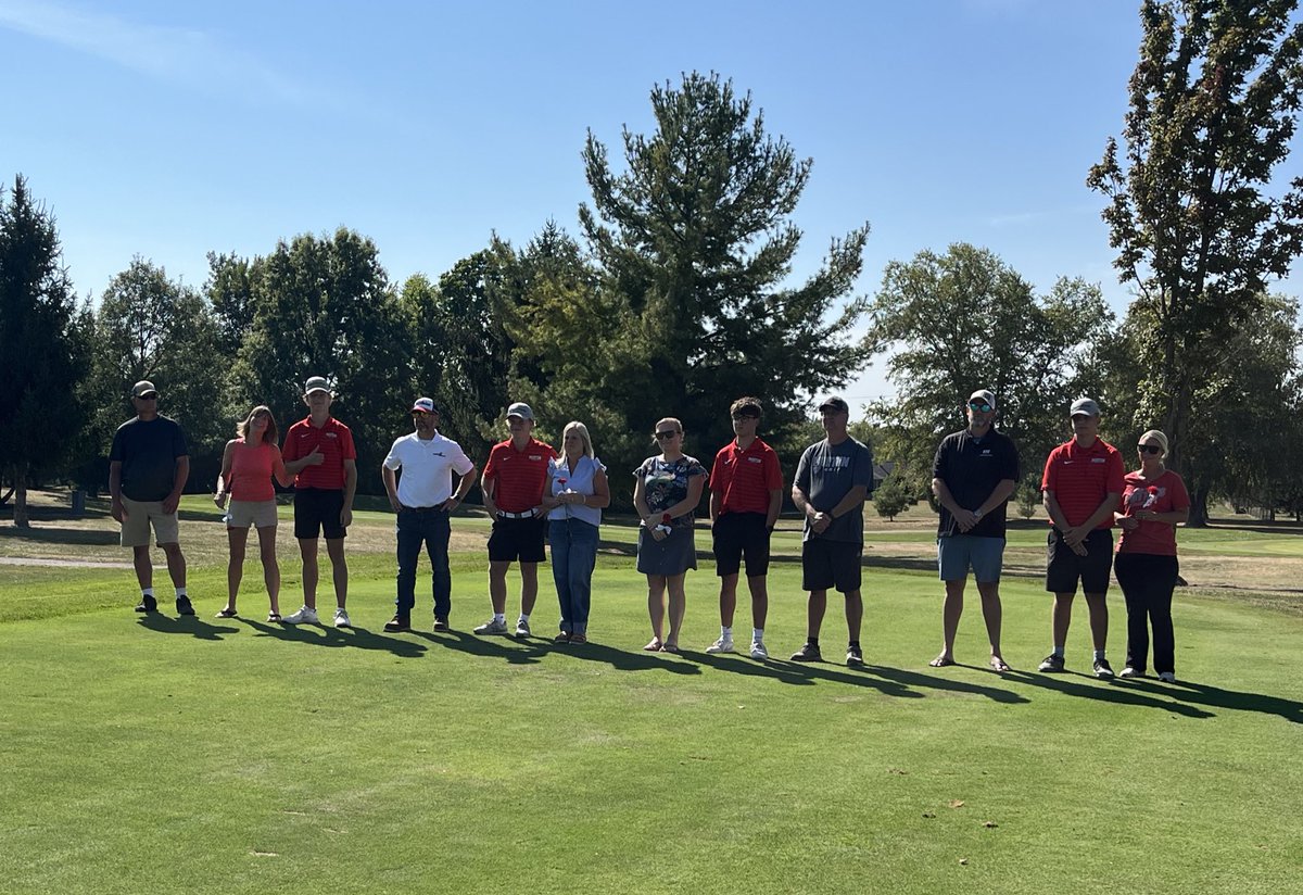 Boys hosted Wash/Dunlap in the final tri of the year. Fire a team score of 146 and lose both. Nothing to be mad about there. Great scores all around! 

Was great to be able to honor our 4 seniors:

Owen Adams: 35 (E)
Gianni Cordani: 38
Aidan Belsley: 44
Bek Powers: 46

#FAMILY