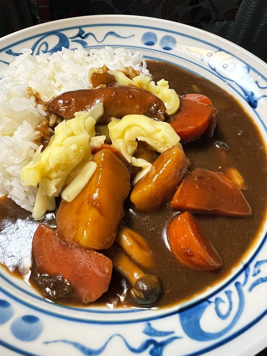 おはようございますー

昨日のお弁当はブラックカレーでございましたが、写メ撮り忘れたので、私のお昼に食べたブラックカレーと、本日のお弁当、「竜田揚げ弁当」🍱です。

ブラックカレーだけあって、ブラックなので落ち着きませんが美味しかったです(笑)