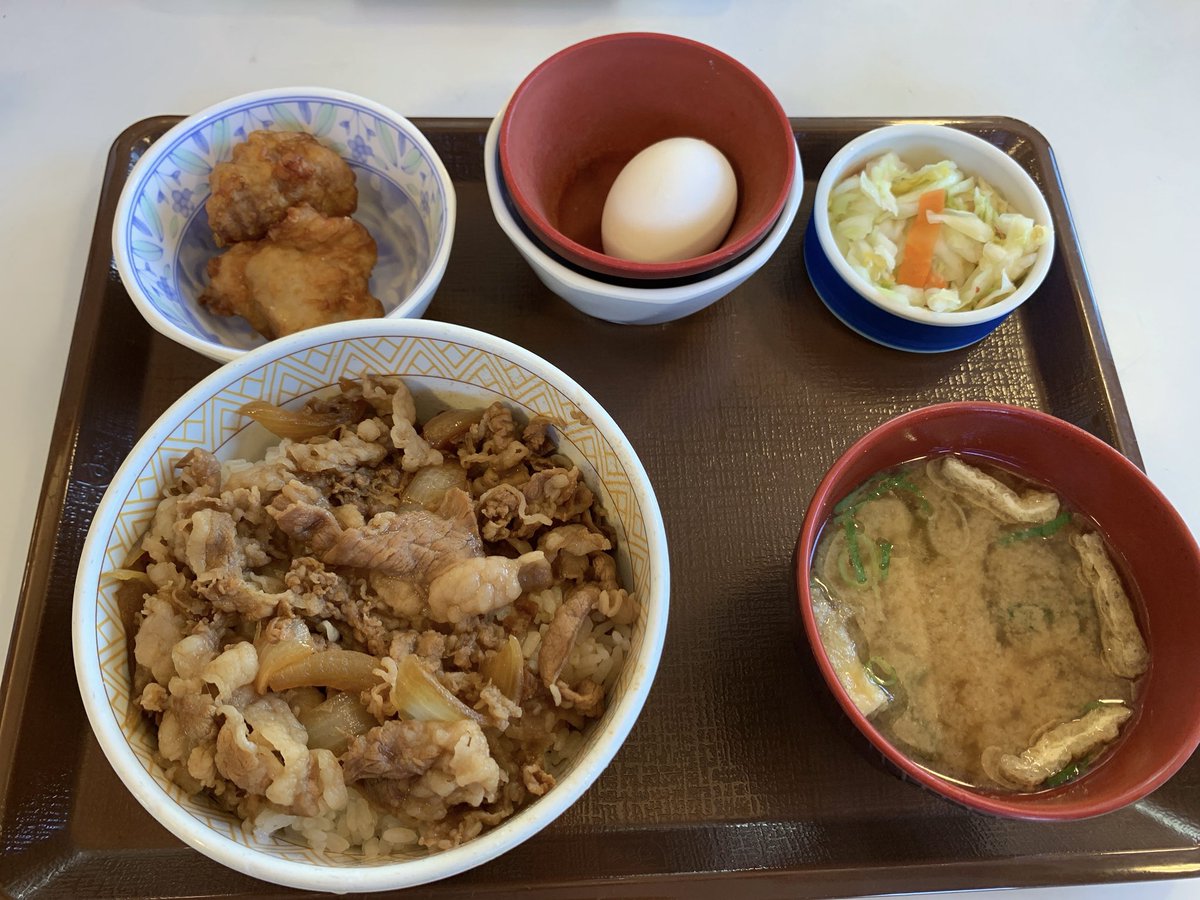 みなさん、おはようございます！
今日は背中トレ、腰の調子が良くなったので楽しみです✨
昨日の昼飯はすき家、久々に牛丼を。最近とりそぼろ丼ばかりだったので、牛丼が新鮮に感じました😅
今日もお互い頑張りましょう！😊