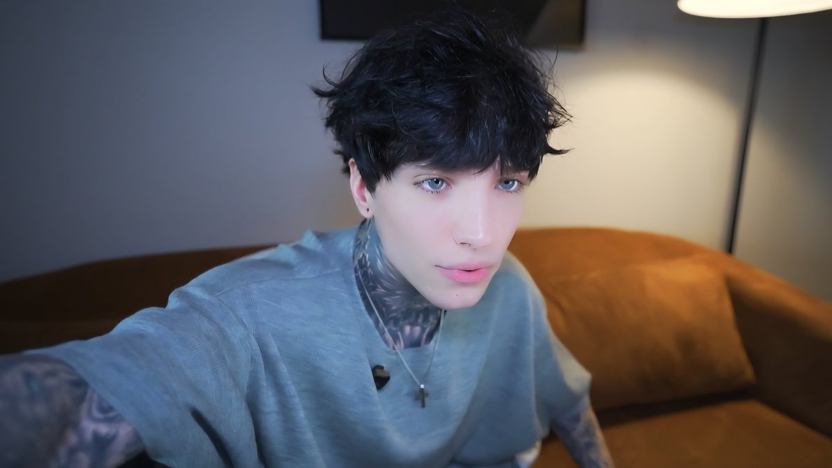 xCryUK's tweet photo. ESOO !! 🎊✨ Super orgullosas de usted como 100pre, ya queremos verlo disfrutando todo lo que se viene, no dude que conseguirá todo lo que se proponga y solo para que quede claro, usted 100pre ha tenido 8000 de aura 😎 Nos emocionamos con usted patrón @xCryboy 👽🖤 Love you 3000 https://t.co/hhv8kBBEOH