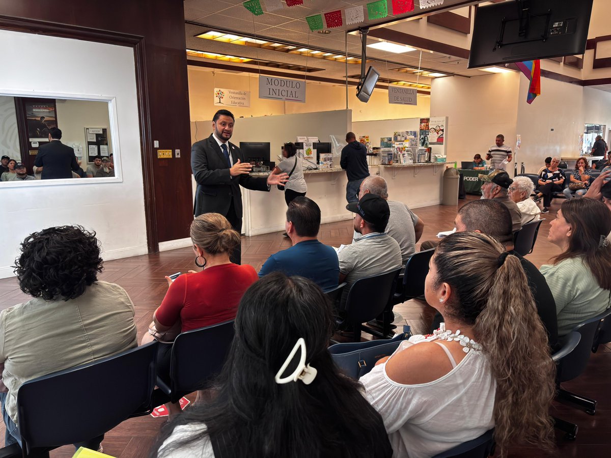 Sabemos que cada persona que se acerca a nuestras oficinas busca más que un trámite: busca confianza, orientación y un trato digno.

Por ello, el cónsul titular, Dr. Salvador Percastre, dedica tiempo a escuchar de manera directa a las y los connacionales.