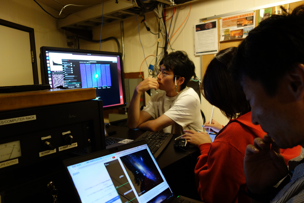 NAOJ_ATC's tweet photo. ようやく天気が安定してきたので、9月16日(現地時間)にCMOSカメラをふたたび2.3m望遠鏡（Bok望遠鏡）の主焦点に搭載し、ついにファーストライトを迎えることが出来ました。
このカメラには6枚のCMOSセンサをのせています。広視野高速カメラの新たな一歩の始まりです。 https://t.co/QD7WWVJclk