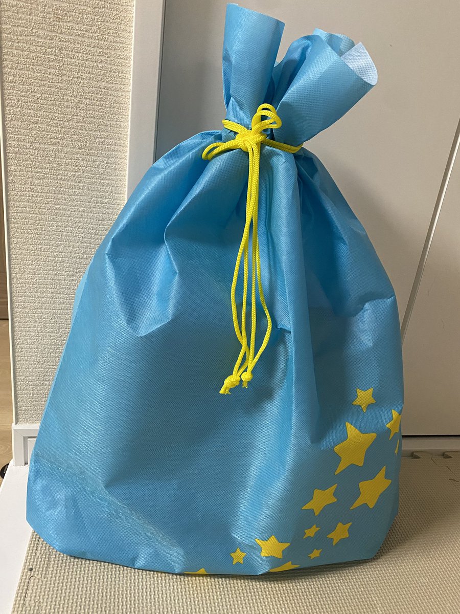 miyu_miyu_0507's tweet photo. トイザらスで長女の誕プレ買って、ラッピングの袋代500円近く払ったんだけど…これなら自分で袋買ったが良かったよね😇
愚痴です。（かなり不満）

せめて紐じゃなくてリボンにして。見栄えがね… https://t.co/jTodGGEpgq