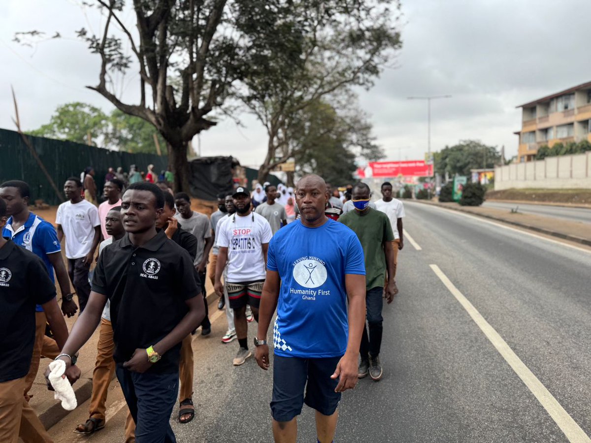 HF_Ghana's tweet image. On the vibrant streets of #Kumasi, 65 school children stepped up for the #WalkRunBike challenge, each walking 2.90km to stand in solidarity with the most vulnerable. #ServingMankind #HumanityFirst30 #MilesThatMatter