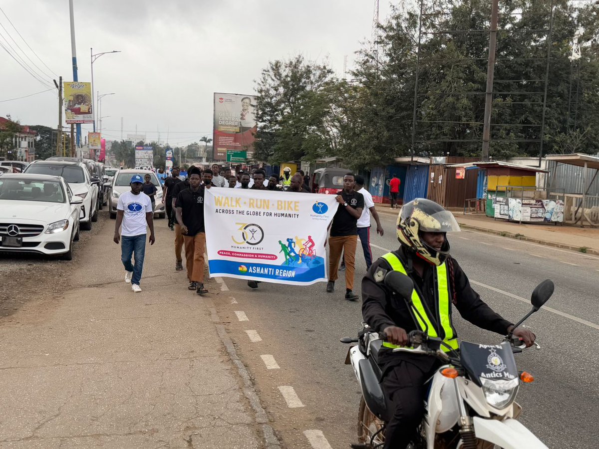 HF_Ghana's tweet image. On the vibrant streets of #Kumasi, 65 school children stepped up for the #WalkRunBike challenge, each walking 2.90km to stand in solidarity with the most vulnerable. #ServingMankind #HumanityFirst30 #MilesThatMatter