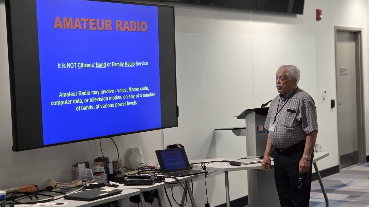 BRAMPTONprepare's tweet photo. We are in our 3rd week of training our new CERV members. 

Today we had Kathryn from Brampton Emergency Management and Richard from Peel Amature Radio talking about Amature Emergency Radio Systems (ARE). 

Such interesting presentations! Stay tuned for more! 📻🗣️📚 #Training https://t.co/wspDctRpzp