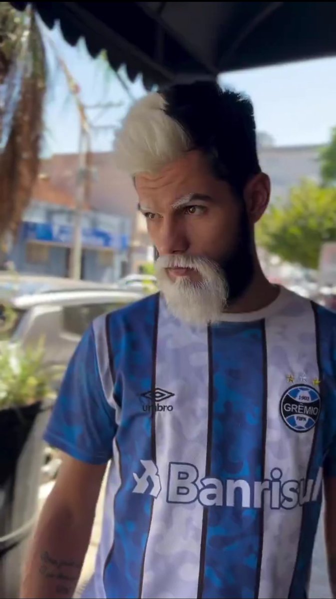 CancerMan___'s tweet image. O foda é ele ter essa estileira toda mas usar uma camisa do Grêmio