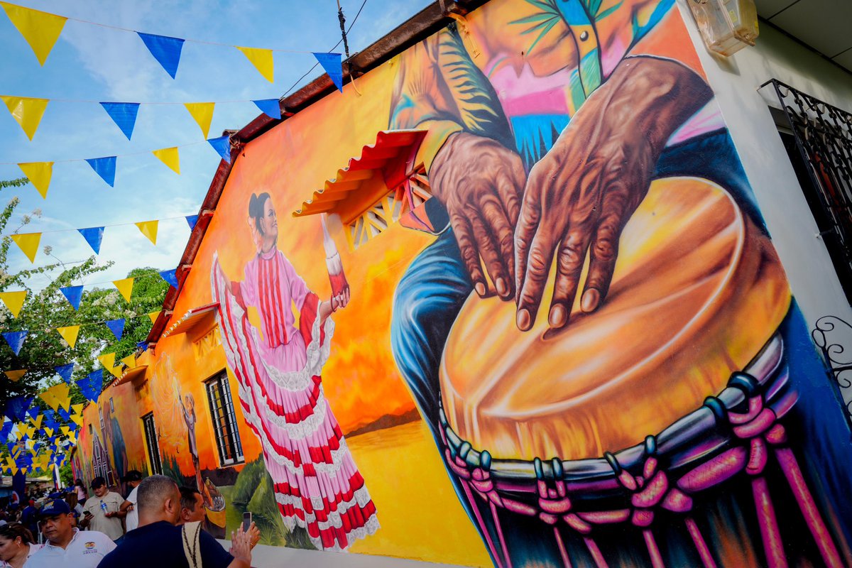 YamilHAranaP's tweet photo. 🎨 Cuando las cosas se hacen con cariño el resultado es maravilloso.

Así quedó el Callejón de La Relojera, el nuevo atractivo turístico de Mompox. Una belleza.

🖌️📱Son murales inteligentes que cobran vida al activar un código QR. Premiamos a 10 muralistas, en reconocimiento a su gran trabajo. 

Arte y tecnología para seguir potenciando a la Tierra de Dios.