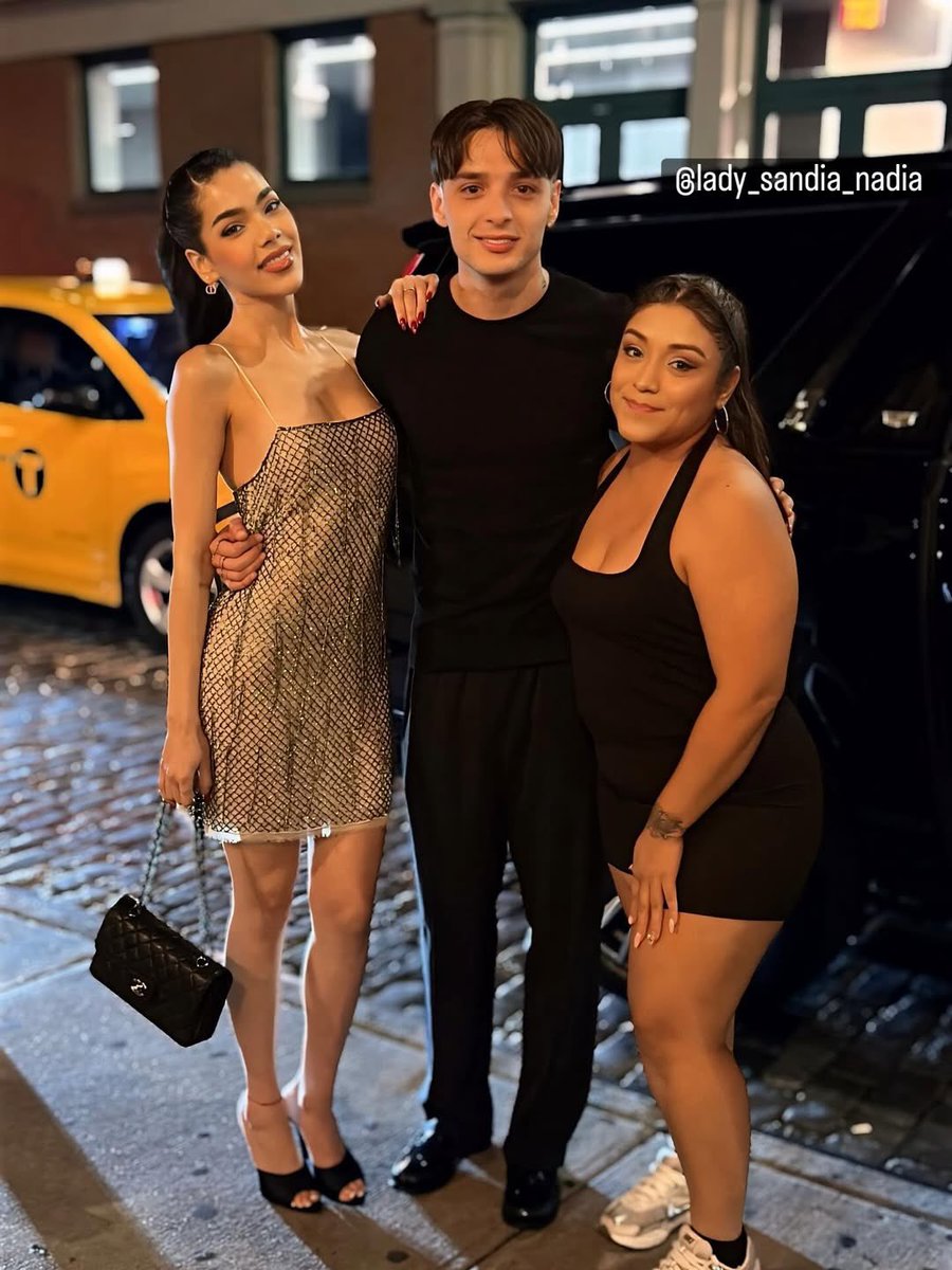 hassaniniupdate's tweet photo. Peso Pluma y Kenia Os en NY recientemente.  🚖💫 https://t.co/ZFKdno2RxA