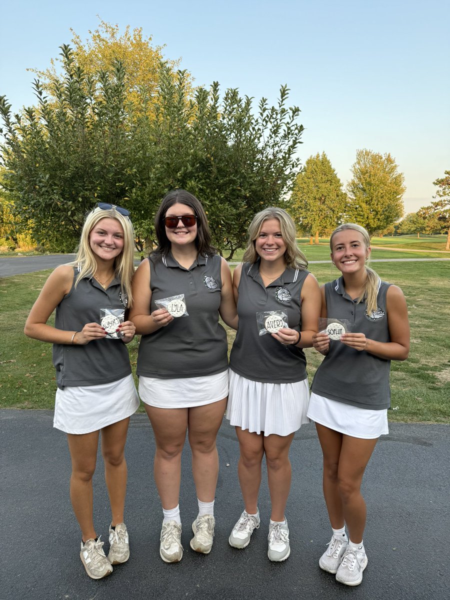 Senior Night for the Lady Bulldogs! They took a tough loss by 2 strokes but are ready to go for Sectionals on Friday! Let’s go dawgs!!⛳️🏌️‍♀️💚 #Thankyouseniors