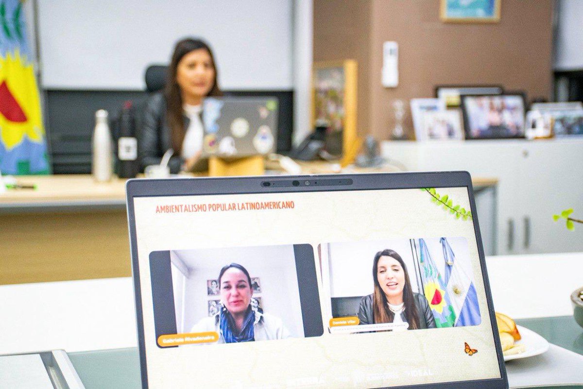 🌎Lanzamos el Curso de Ambientalismo Popular Latinoamericano con 1400 inscriptos de 17 países! Desbordó la inscripción y vamos a habilitar otra cohorte 🙌🏽

Con <a href="/GabrielaEsPais/">Gabriela Rivadeneira</a> abrimos con una conferencia magistral esta nueva edición de educación ambiental regional.