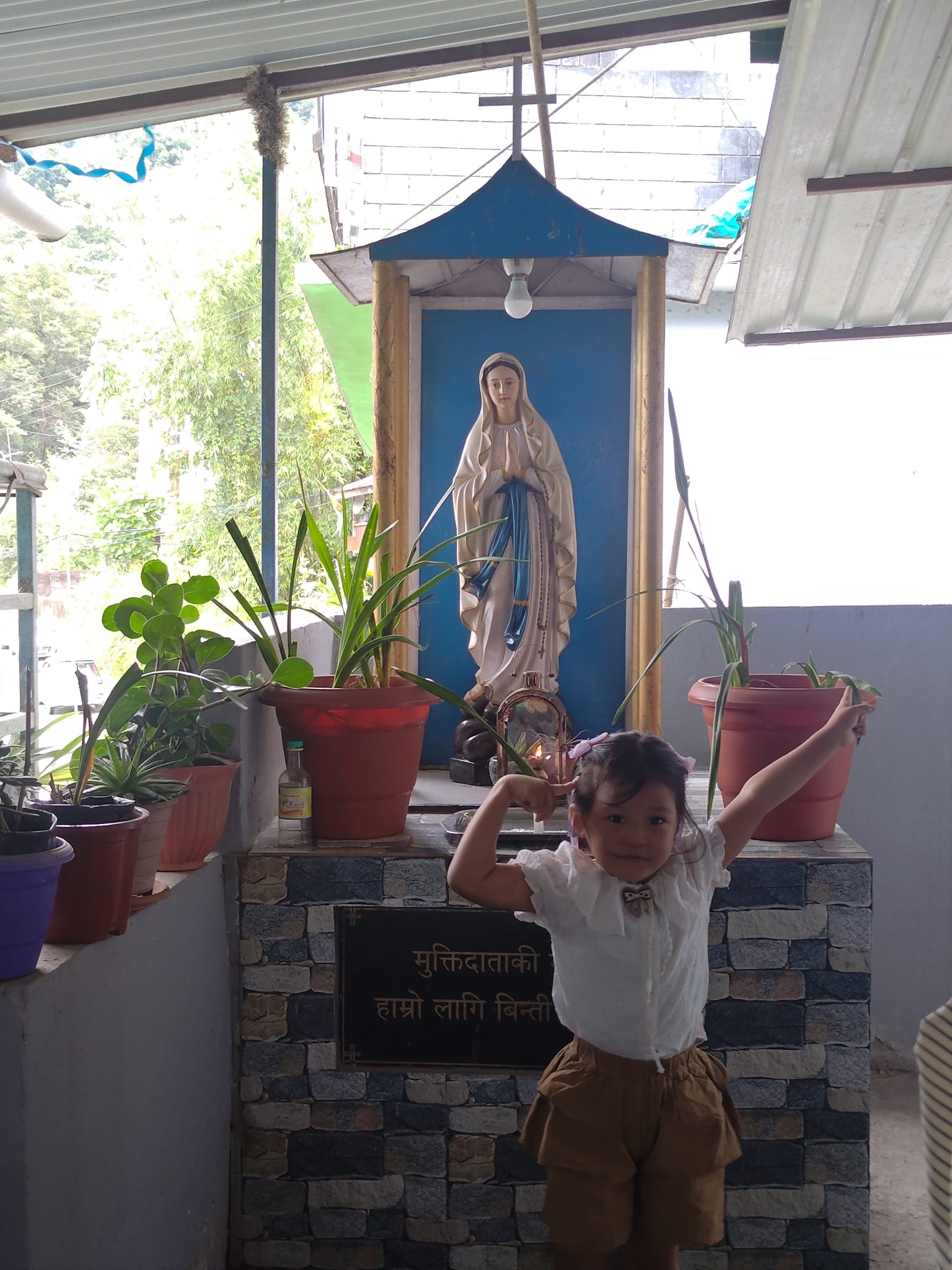 niña en el himalaya