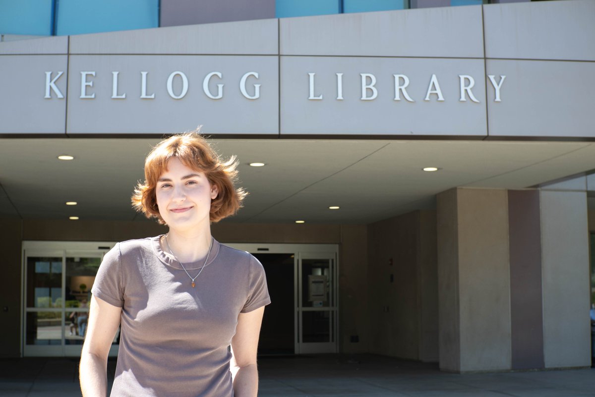 csusm_library's tweet image. Meet Lola Ferguson, a #CSUSM Library Student Assistant and candidate for the AbbVie CF Scholarship, which recognizes students who are thriving with cystic fibrosis. 💙
Learn more and vote online for Lola at bit.ly/46vnILP or text "VOTE23" to 35309 through Sept 18.