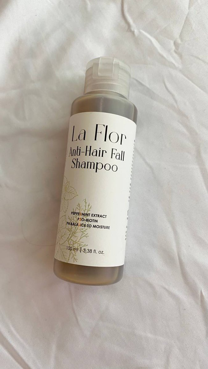 sabrinazhohir's tweet photo. best range of anti hair fall always goes to @LaFlorHaircare! love it so much bcs it has minty scent &amp; refreshing 👩🏻‍🦱🫧

if you got same problem as mine, go try this https://t.co/bKRqvgZJvR