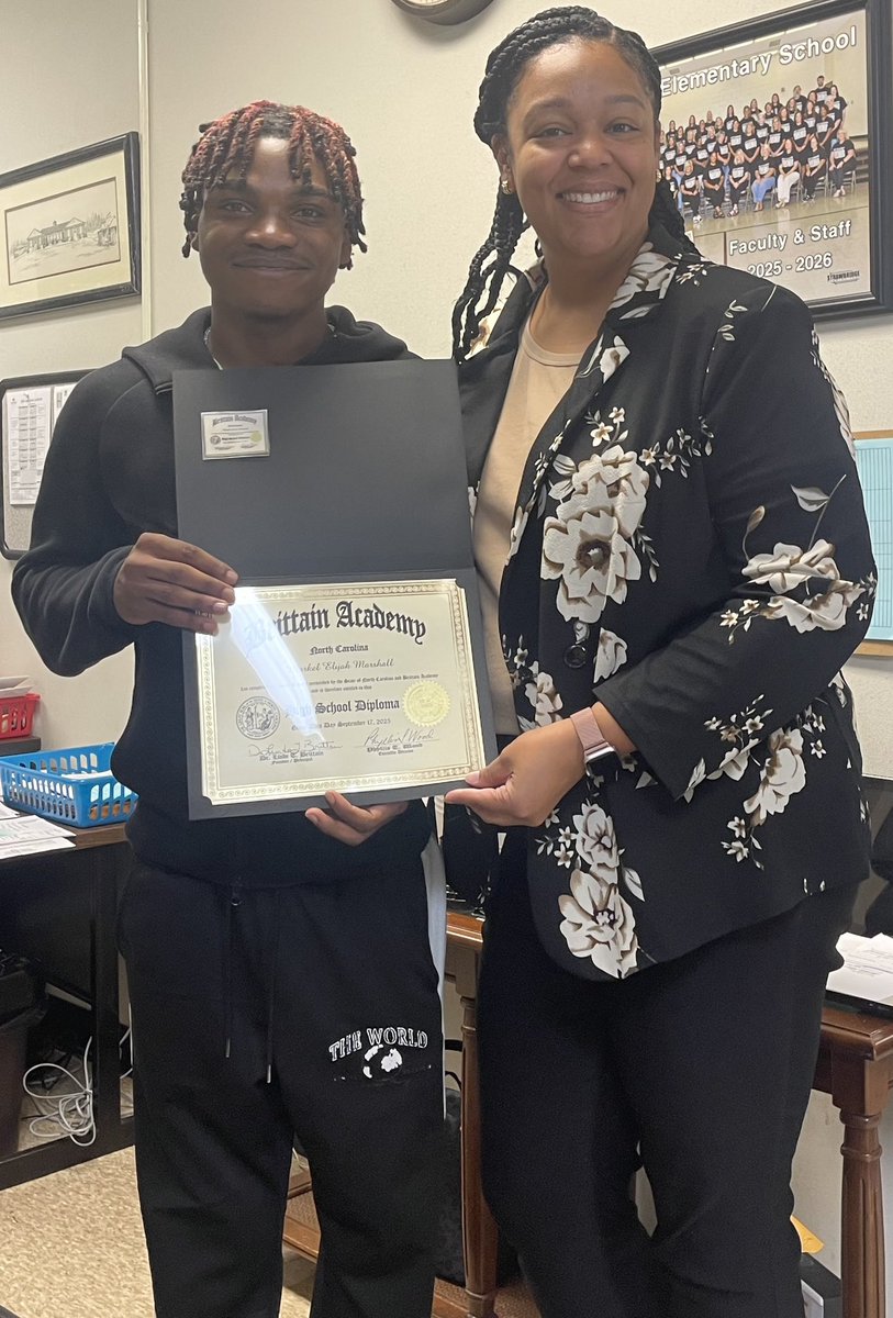 Lead_with_Z's tweet image. When I was at Ledford I told this young man dropping out was NOT an option. Well…🥁🥁🥁today he came to show me he earned his diploma!!! When I say proud, I mean PROUD! 🥹💪🏽 #ProudAdmin #Relationships #fullcircle