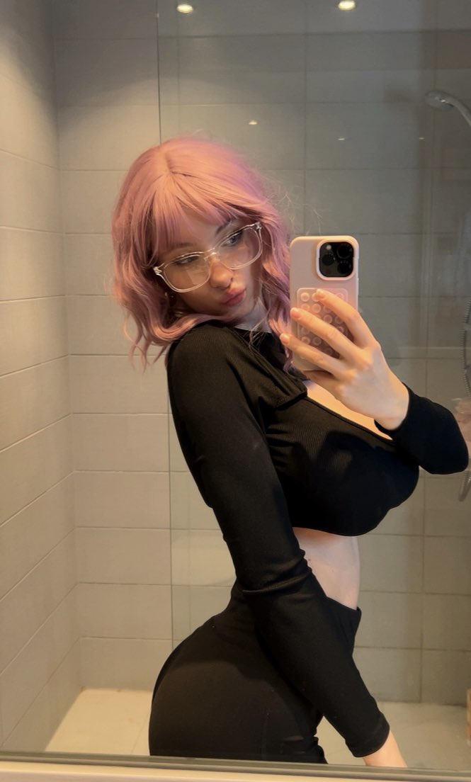 rubycllnss's tweet image. one squeeze and u’d never leave 🍼🎀