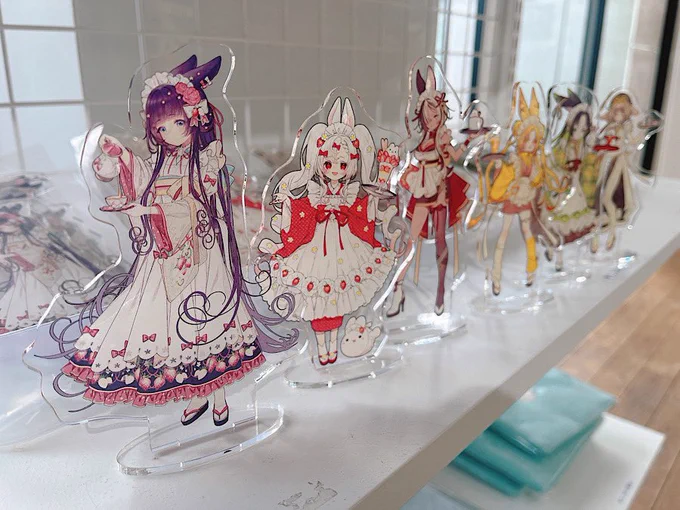 おはようございます 個展5日目です!本日は新たにステッカー15種類発売となります! グッズや色紙など残りわずかなものもございますのでぜひお迎え頂けましたら幸いです 本日もよろしくお願いいたします!