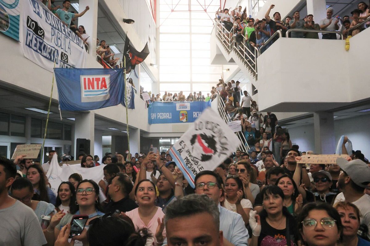 Multitudinaria marcha en La Rioja en rechazo a los vetos de Javier Milei y en defensa de la universidad y la salud pública