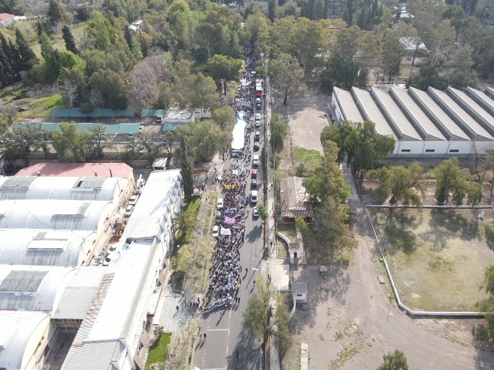 El Ministerio de Seguridad y Justicia informa que la marcha en defensa de la universidad pública se desarrolló con normalidad en toda la provincia, congregando en el Gran Mendoza a cerca de 20.000 personas que recorrieron varios kilómetros hasta llegar a la Plaza Independencia.