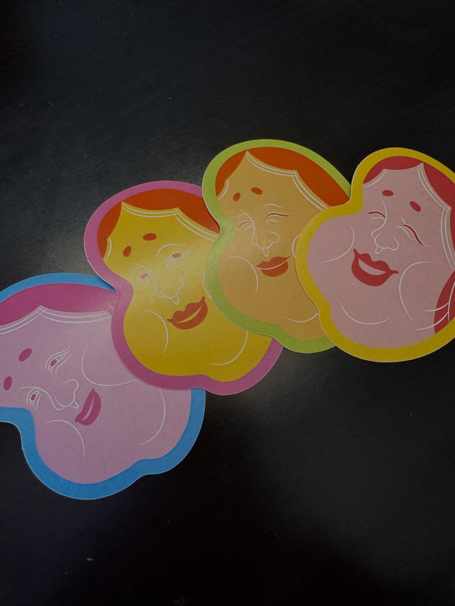 いよいよ明日の19日より、若手の夜明け2025TOKYOに出店です！

今年は試飲いただいた方に於多福ステッカーをプレゼント❗️

サイズ感は携帯の裏に貼れるサイズ感です！

明日より大手町でお待ちしておりまーす！