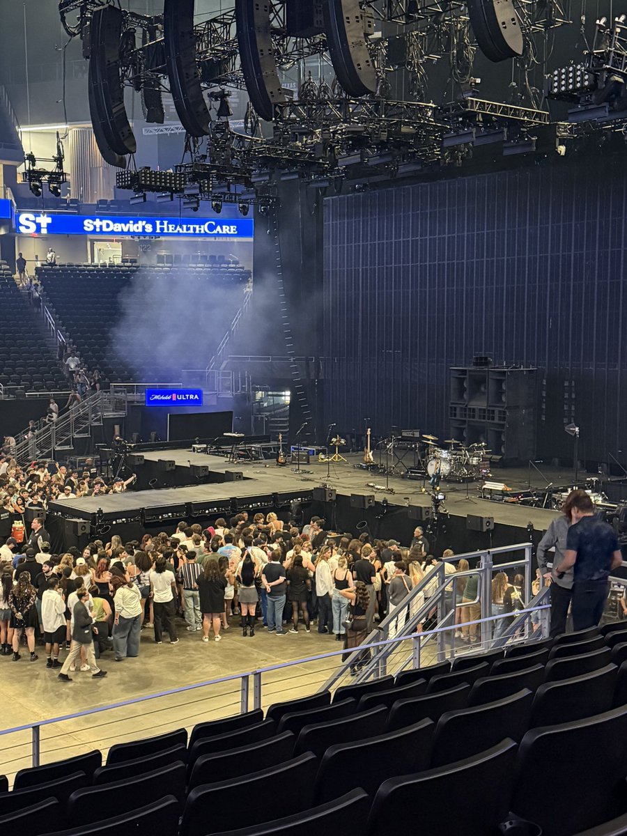 LordeUpdatesBR's tweet photo. Stage is here! #UltrasoundWorldTour https://t.co/eocPLLhhvR