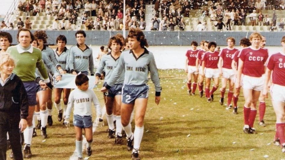 VSportsTM's tweet photo. Loma Negra vuelve al fútbol nacional después de 40 años. El club comunicó que jugará el próximo Torneo Regional Federal. Fue fundado en 1929 y sus mejores años fueron en la década de 1980. En 1982 venció nada menos que a la Unión Soviética en un amistoso internacional. https://t.co/A7bTcAkS45