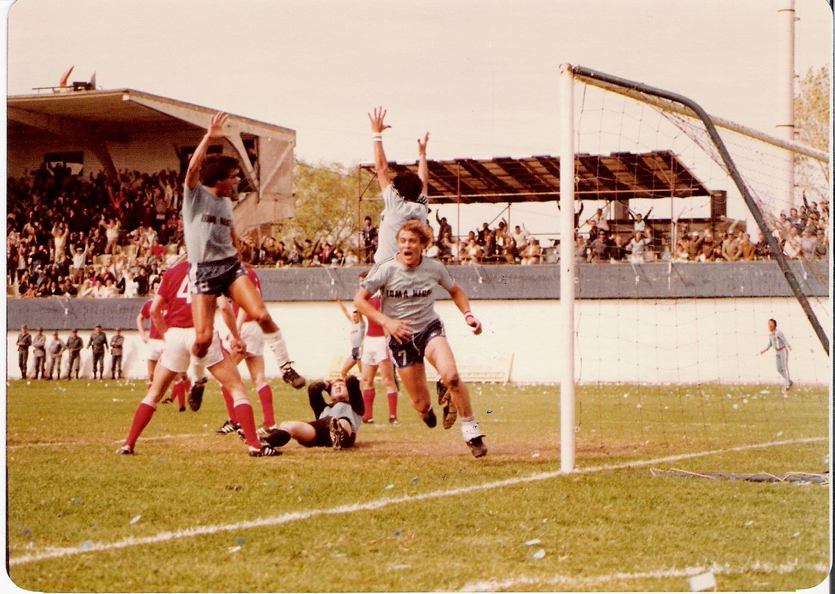 VSportsTM's tweet photo. Loma Negra vuelve al fútbol nacional después de 40 años. El club comunicó que jugará el próximo Torneo Regional Federal. Fue fundado en 1929 y sus mejores años fueron en la década de 1980. En 1982 venció nada menos que a la Unión Soviética en un amistoso internacional. https://t.co/A7bTcAkS45