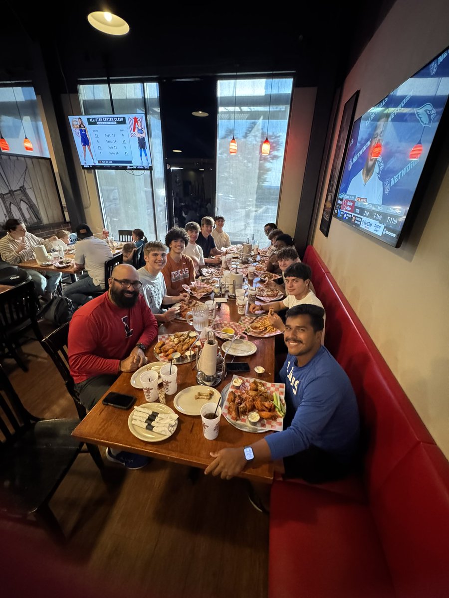 Linebackers had a good evening tonight with Coach Lopez and Coach Flores! Stop by next for some cookies to finish off spirit night!