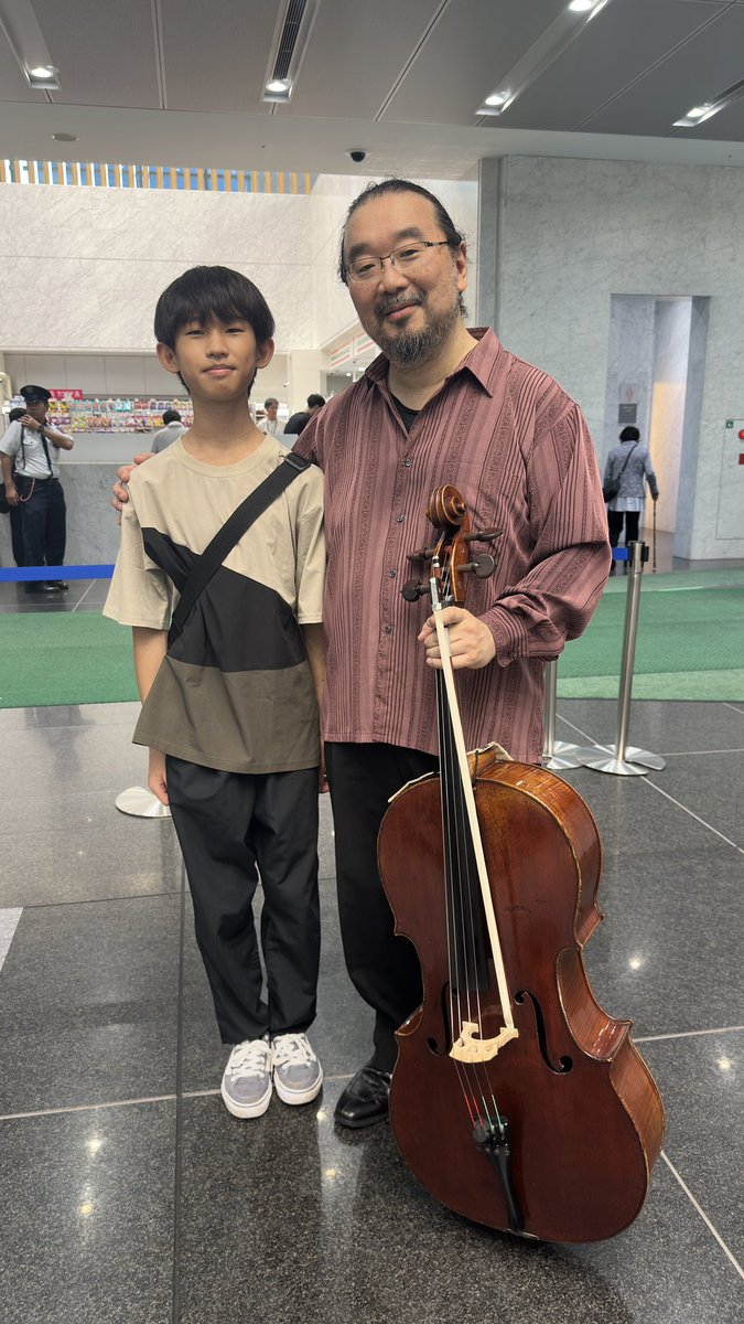 CELLO_KONDO's tweet photo. ＃大阪クラシック 4日目の第33公演ではBachの1番の無伴奏と黛敏郎さんの超難曲「文楽」を沢山のお客様に聞いて頂きました！Fgの小林くんがわざわざ休みなのに聴きに来て下さったり幼稚園からのお弟子さんが来てくれたりでとても力を貰えた公演でした。夜は明日のリサイタルの為にたっぷり頂きました笑 https://t.co/Lz8PIHHzFH
