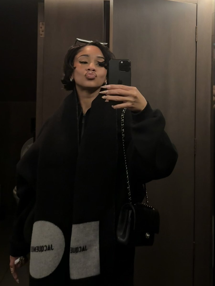 Saweetie's tweet image. ✨🖤🖤✨
