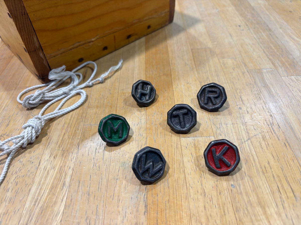 ベーゴマに刻まれた文字の謎…💭 ＼ W K M R H T ベーゴマに刻まれた6