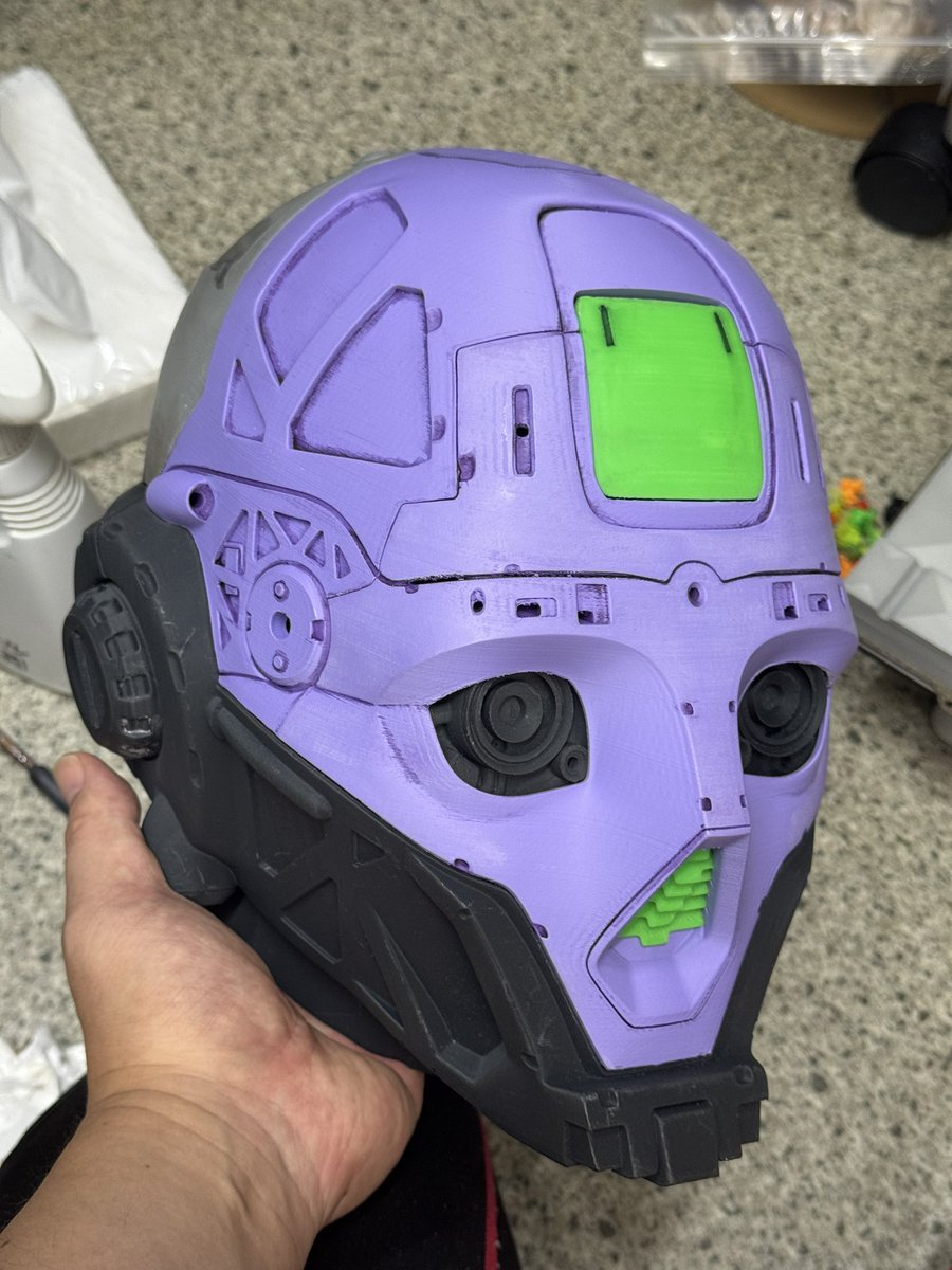 azulblue's tweet photo. 時間ができたので、エヴァカラーのこいつにエイジングを入れる。
成形色+エイジング。
最初に入れるときに3Dプリンターの積層痕に流れ込んで塗膜を作って、その上に重ねていくと鉛筆のハッチングのようなラインが出て好き。
あとは丁寧に拭き取っていく。
#メカヘッド
#mechahead
#robohead
#cyborg