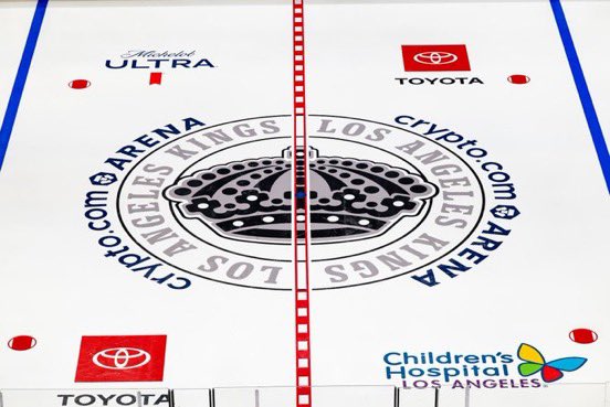 PuckReportNHL's tweet photo. The retro crown returns at center ice in LA 👀😮‍💨 #GoKingsGo https://t.co/9XOVjOdAzO