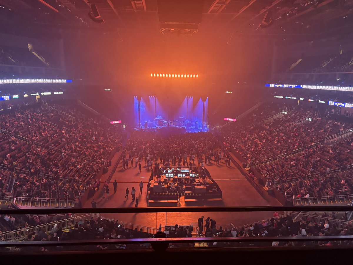 ethubskys's tweet photo. AT DEFTONES CONCERT HELL YES! https://t.co/Cnjx6XPdVF