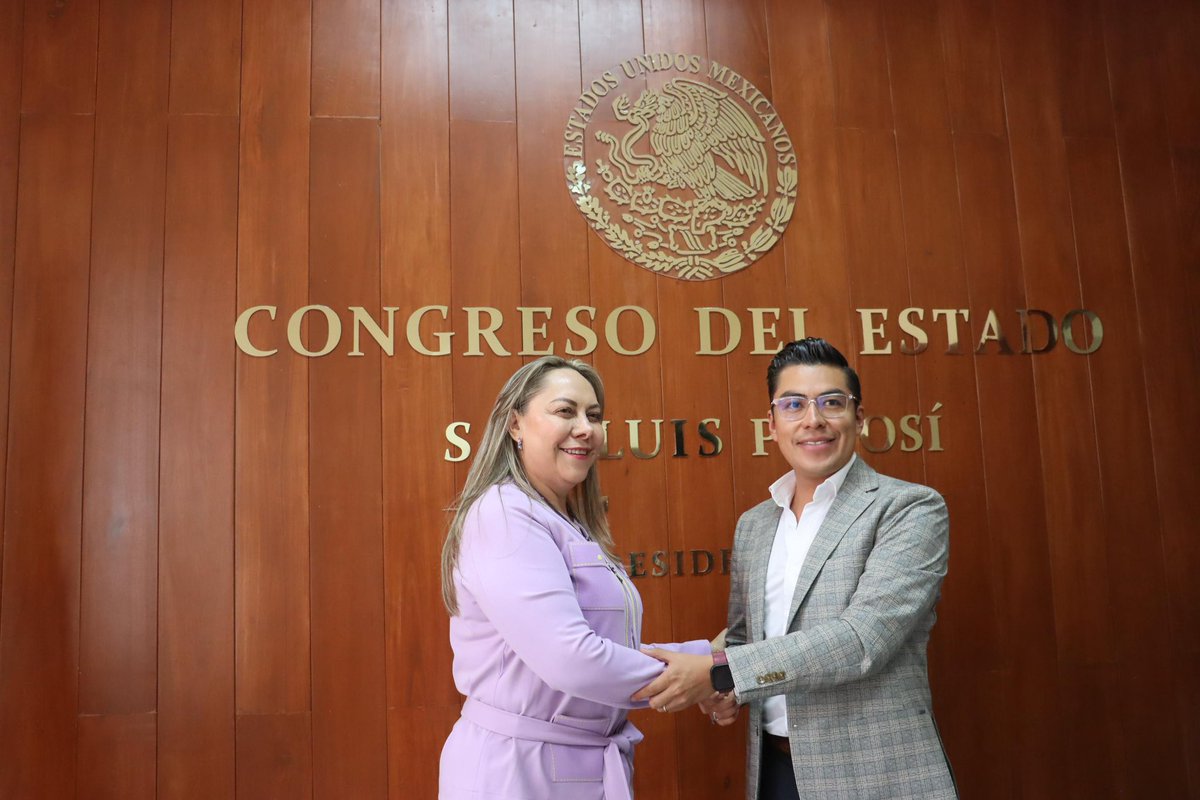 sara_rochaslp's tweet photo. Realizamos la  Entrega-Recepción de la documentación de la Mesa Directiva del @CongresoEdoSLP en un encuentro de cordialidad con mi compañero diputado @CuauhtliBadillo, quien encabezó los trabajos del primer y segundo periodo ordinario de sesiones 2024-2025. 

Reitero mi compromiso de sumar todos los esfuerzos necesarios para construir consensos y resolver la agenda legislativa, siempre, en favor de la población. 

#LXIVLegislatura
