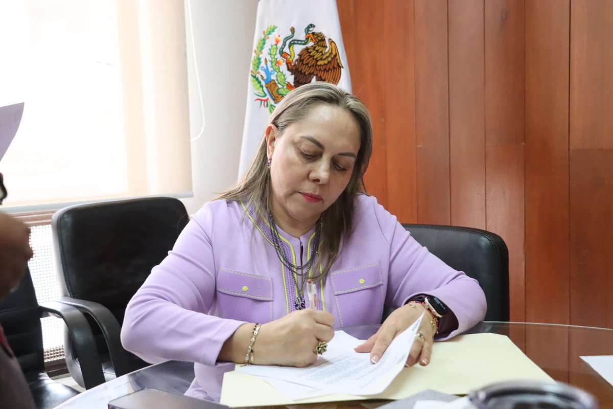 sara_rochaslp's tweet photo. Realizamos la  Entrega-Recepción de la documentación de la Mesa Directiva del @CongresoEdoSLP en un encuentro de cordialidad con mi compañero diputado @CuauhtliBadillo, quien encabezó los trabajos del primer y segundo periodo ordinario de sesiones 2024-2025. 

Reitero mi compromiso de sumar todos los esfuerzos necesarios para construir consensos y resolver la agenda legislativa, siempre, en favor de la población. 

#LXIVLegislatura