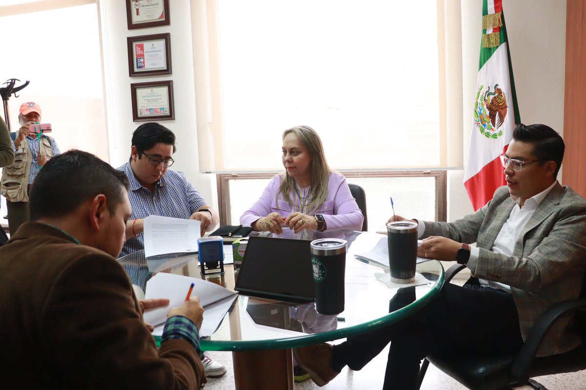 sara_rochaslp's tweet photo. Realizamos la  Entrega-Recepción de la documentación de la Mesa Directiva del @CongresoEdoSLP en un encuentro de cordialidad con mi compañero diputado @CuauhtliBadillo, quien encabezó los trabajos del primer y segundo periodo ordinario de sesiones 2024-2025. 

Reitero mi compromiso de sumar todos los esfuerzos necesarios para construir consensos y resolver la agenda legislativa, siempre, en favor de la población. 

#LXIVLegislatura
