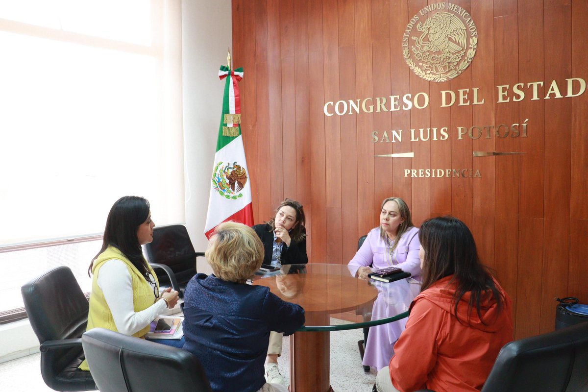 sara_rochaslp's tweet photo. Realizamos la  Entrega-Recepción de la documentación de la Mesa Directiva del @CongresoEdoSLP en un encuentro de cordialidad con mi compañero diputado @CuauhtliBadillo, quien encabezó los trabajos del primer y segundo periodo ordinario de sesiones 2024-2025. 

Reitero mi compromiso de sumar todos los esfuerzos necesarios para construir consensos y resolver la agenda legislativa, siempre, en favor de la población. 

#LXIVLegislatura