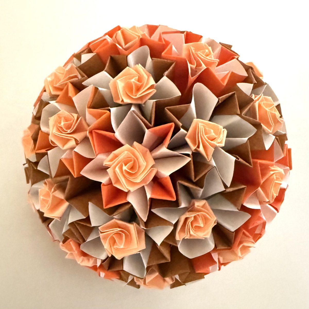 fuy199's tweet photo. くす玉with miniture roses
伝承のくす玉にミニ薔薇を🌹
指を労わりながらゆっくりpiece work.
ていねいにていねいに仕上げました。
#くす玉 #kusudama
#kusudamaball
#伝承のくす玉
#traditionalkusudama
#minitureroses #original
#いつも折り紙がそばに
#腱鞘炎だけど
#2025 #septembar #japan https://t.co/0tvR42NWgl