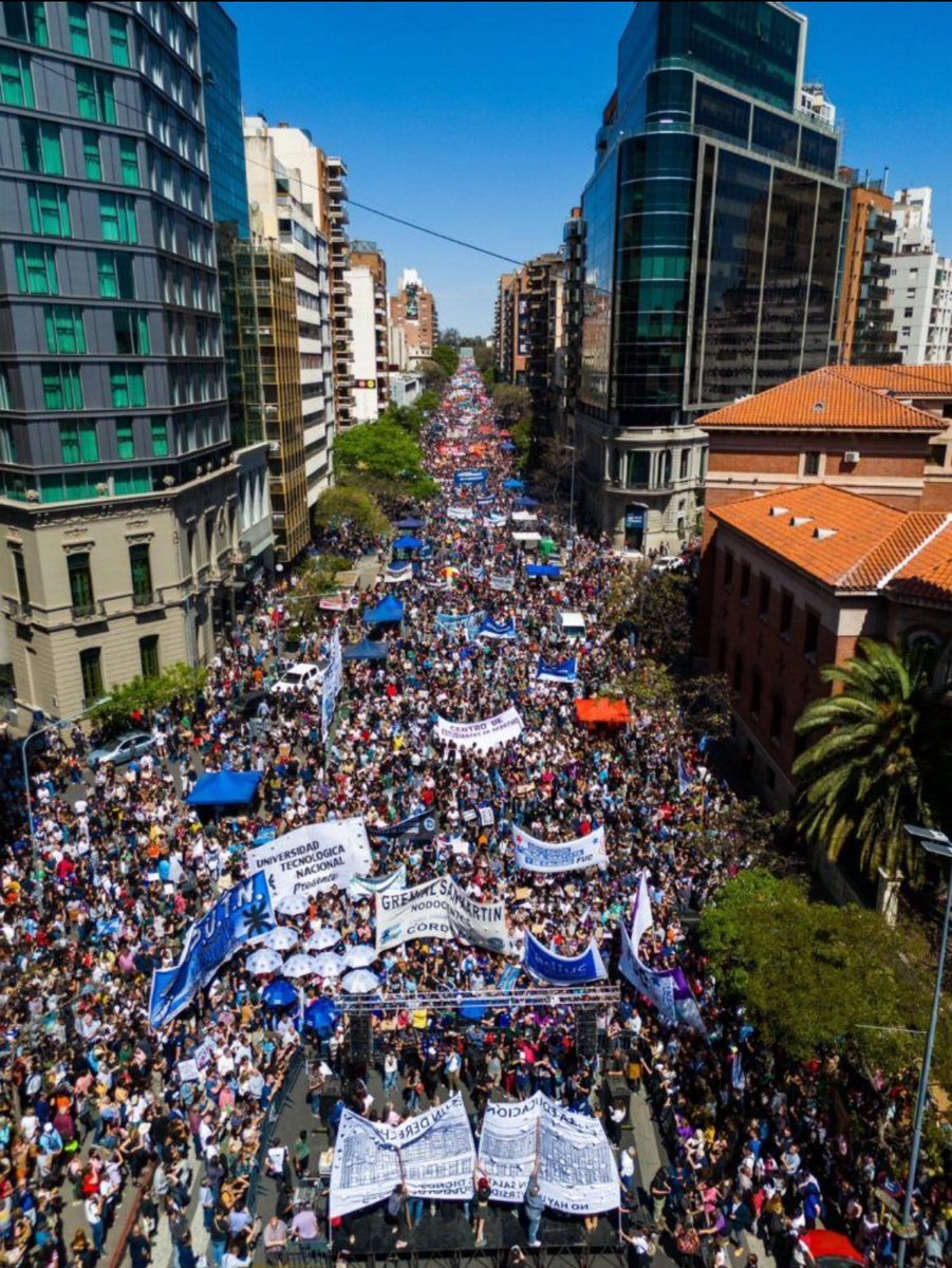 vickygenesini1's tweet photo. Hoy, Argentina hizo historia y fuimos un mar de fuegos🔥💜
Los sueños no se vetan, tenemos ley. Educación Pública hoy y siempre! https://t.co/4fWLN4KlOJ